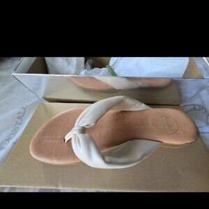 Andre Assous Women's Leather Slip-On Beige Memory Foam Featherweight Size 6 NIB